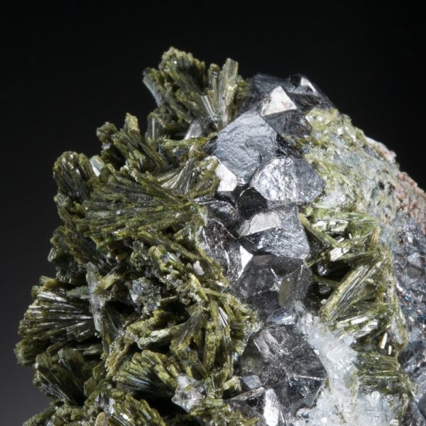 Magnetite, Epidote - Image 2