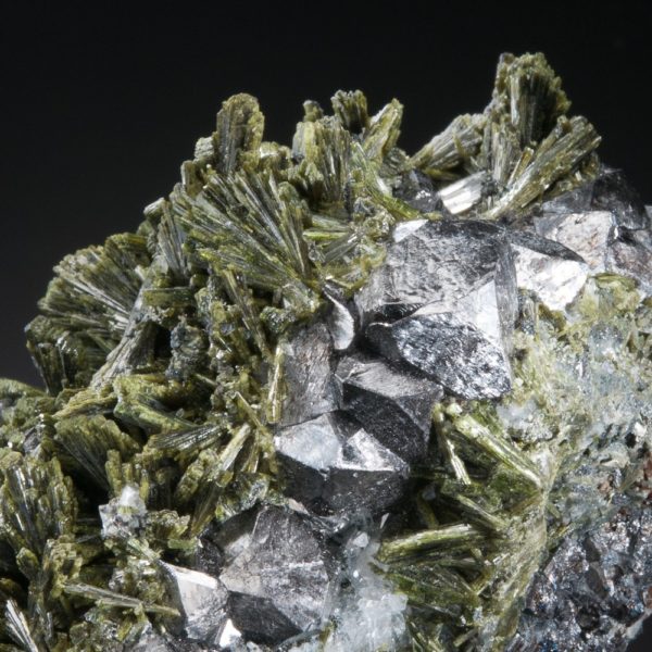 Magnetite, Epidote - Image 3