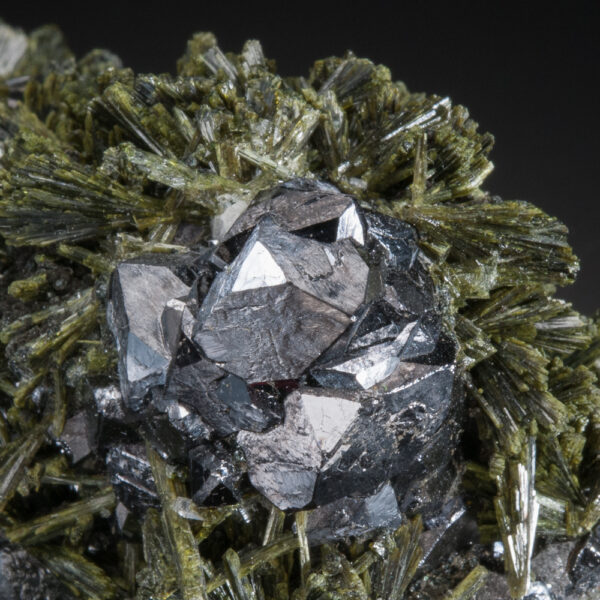 Magnetite, Epidote - Image 2
