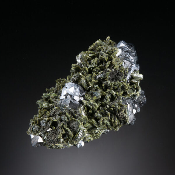 Magnetite, Epidote - Image 3