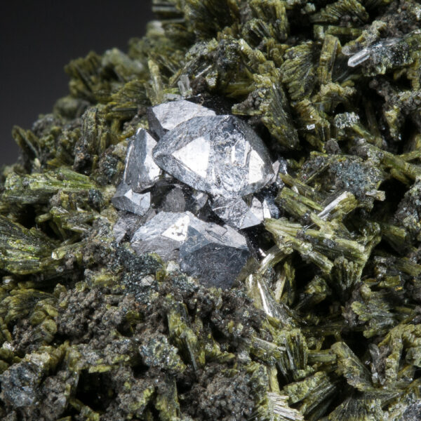 Magnetite, Epidote - Image 4