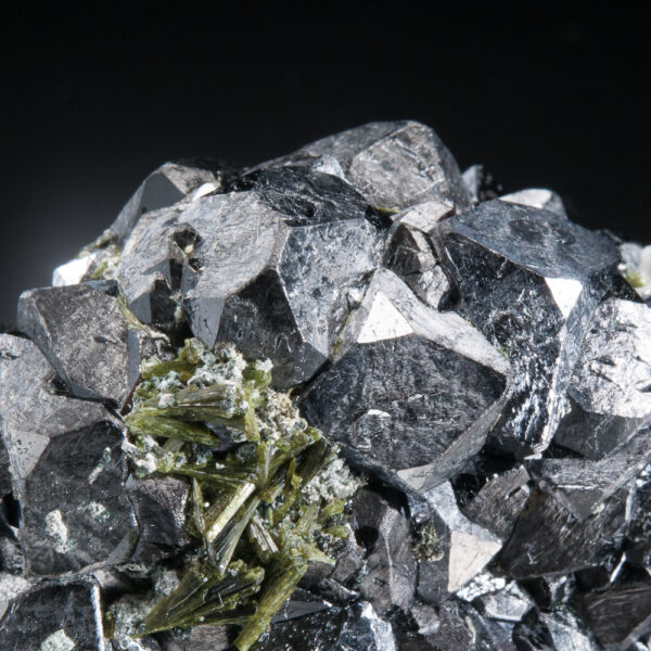 Magnetite, Epidote - Image 2