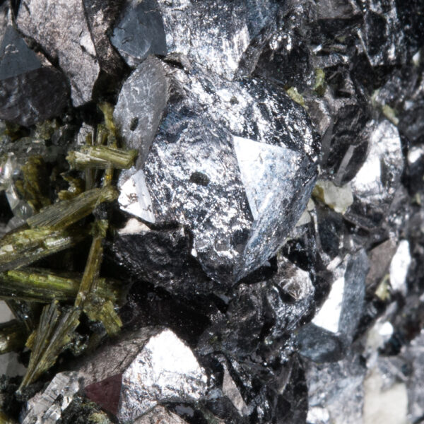 Magnetite, Epidote - Image 3
