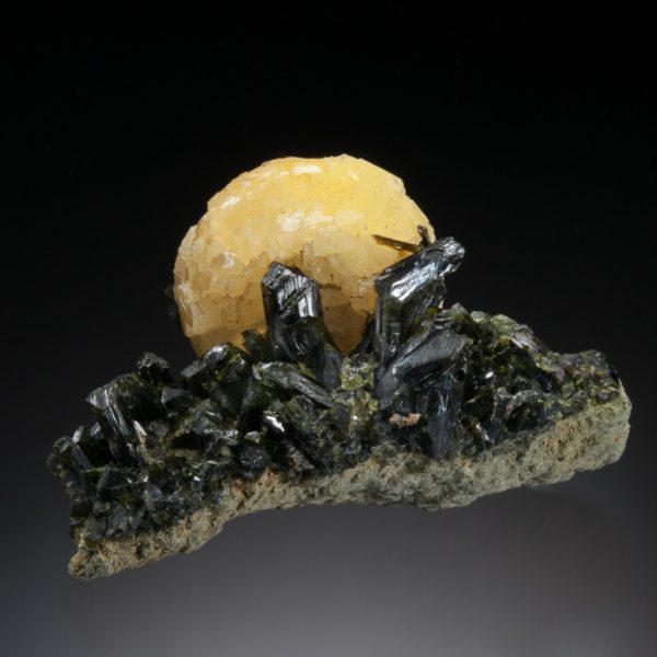 Stilbite on Epidote